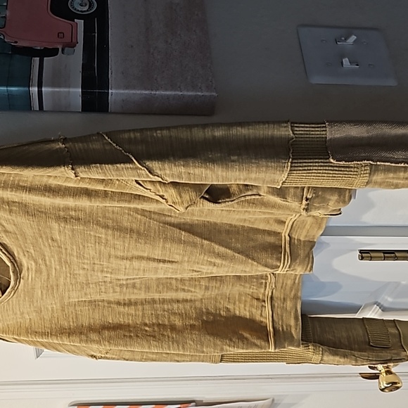 Top - Picture 4 of 6